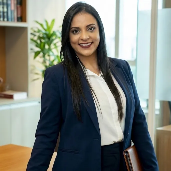 Advogada especialista em desbloqueio judicial analisando extratos